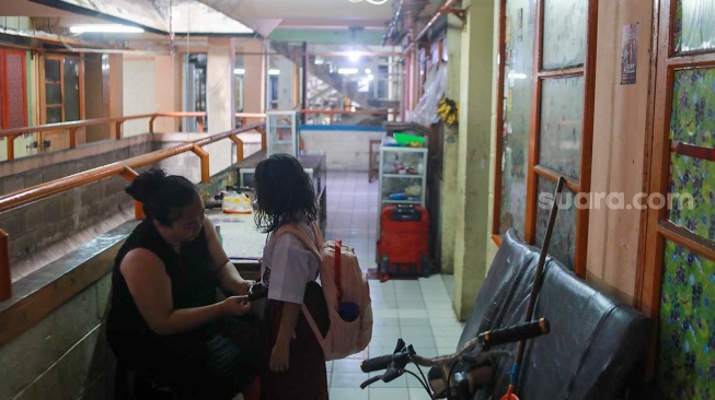 Warga beraktivitas di Rumah Susun (Rusun) Bidara Cina, Jakarta, Selasa (19/8/2025). [Suara.com/Alfian Winanto]