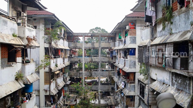 Warga beraktivitas di Rumah Susun (Rusun) Bidara Cina, Jakarta, Selasa (19/8/2025). [Suara.com/Alfian Winanto]