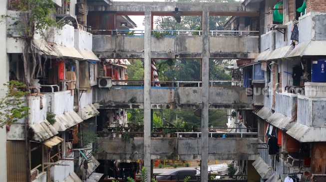 Warga beraktivitas di Rumah Susun (Rusun) Bidara Cina, Jakarta, Selasa (19/8/2025). [Suara.com/Alfian Winanto]