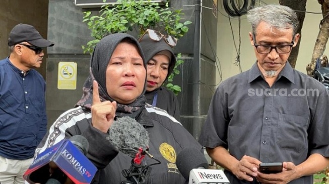 Meryati 'emak-emak' sekaligus aktivis Koalisi Nasional Perempuan Indonesia (KNPRI) ikut diperiksa polisi terkait kasus ijazah Jokowi. (Suara.com/M Yasir)