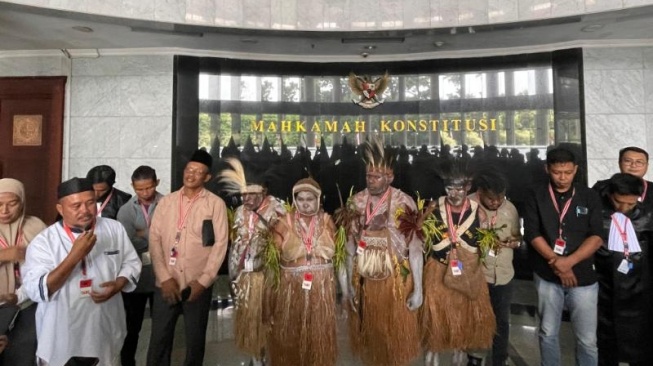 Warga terdampak PSN mendatangi Gedung Mahkamah Konstitusi (MK), Jakarta, Selasa (19/8/2025).Mereka datang untuk menghadiri sidang judicial review UU Cipta Kerja terkait Proyek Strategis Nasional (PSN) yang berakhir antiklimaks. [Suara.com/Yaumal]