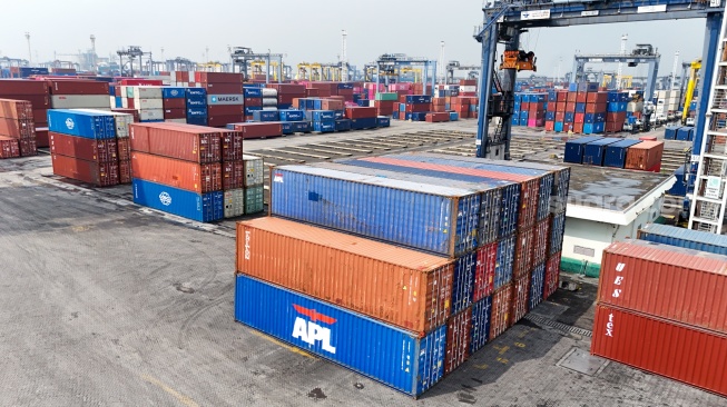 Aktivitas bongkar-muat peti kemas di Pelabuhan Tanjung Priok, Jakarta, Rabu (20/8/2025). [Suara.com/Alfian Winanto]