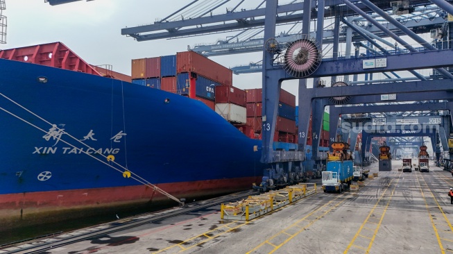 Aktivitas bongkar-muat peti kemas di Pelabuhan Tanjung Priok, Jakarta, Rabu (20/8/2025). [Suara.com/Alfian Winanto]