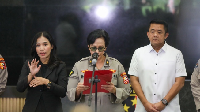 Kepala Lembaga Kedokteran Kepolisian Polri Brigjen Sumy Hastry Purwanti menyampaikan keterangan saat konferensi pers mengenai hasil tes DNA mantan Gubernur Jabar Ridwan Kamil, Lisa Mariana dan anak berinisial CA di Bareskrim Polri, Jakarta, Rabu (20/8/2025). [Suara.com/Alfian Winanto]
