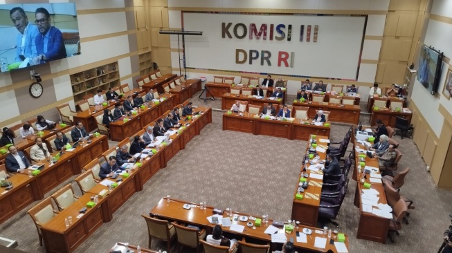 Suasana Rapat Kerja Komisi III DPR bersama Komisi Pemberantasan Korupsi (KPK) memanas saat Wakil Ketua Komisi III, Ahmad Sahroni, melancarkan protes keras terhadap metode Operasi Tangkap Tangan (OTT) yang selama ini menjadi andalan lembaga antirasuah tersebut. (Suara.com/Bagaskara)