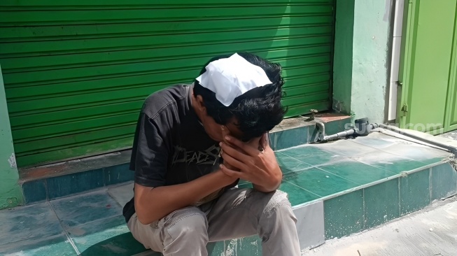 Jurnalis MNC Group, Manik Priyo Prabowo memulihkan diri pasca-operasi akibat luka bacok di bagian kepala, Rabu (20/8/2025). (Suara.com/Sigit AF)