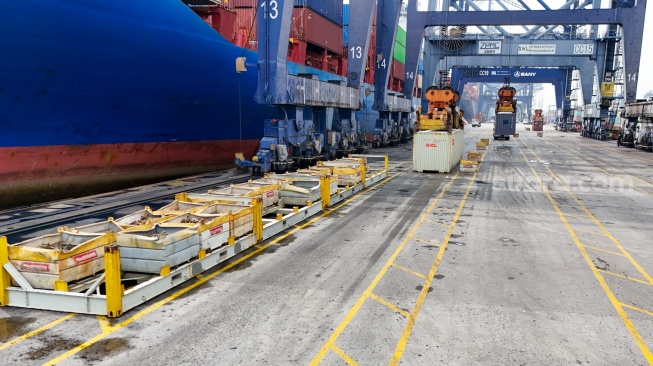 Aktivitas bongkar-muat peti kemas di Pelabuhan Tanjung Priok, Jakarta, Rabu (20/8/2025). [Suara.com/Alfian Winanto]