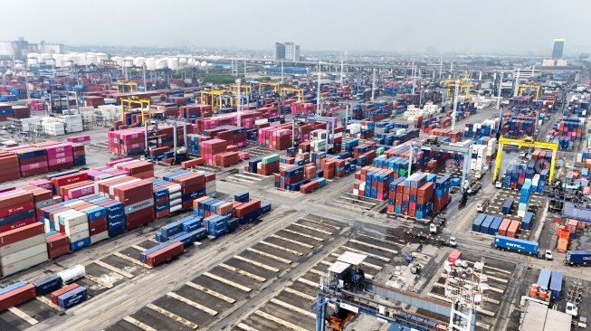 Aktivitas bongkar-muat peti kemas di Pelabuhan Tanjung Priok, Jakarta, Rabu (20/8/2025). [Suara.com/Alfian Winanto]