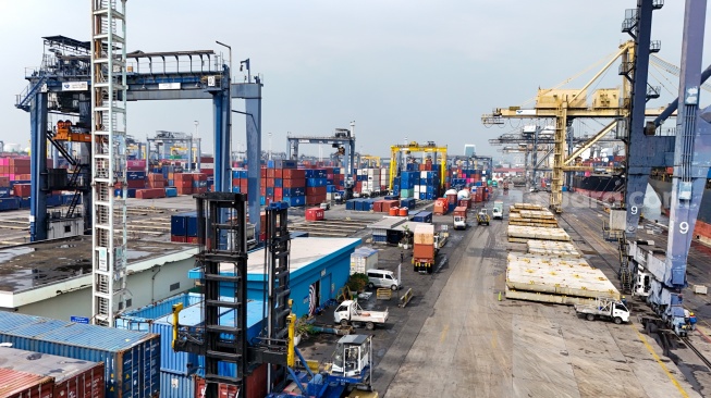Aktivitas bongkar-muat peti kemas di Pelabuhan Tanjung Priok, Jakarta, Rabu (20/8/2025). [Suara.com/Alfian Winanto]