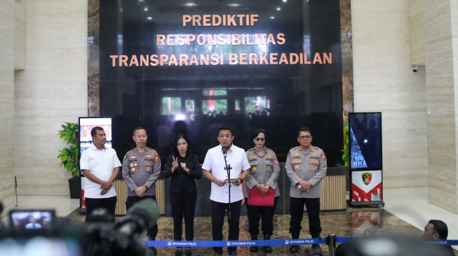Kasubdit Dittipidsiber Bareskrim Polri Kombes Rizki Agung Prakoso menyampaikan keterangan saat konferensi pers mengenai hasil tes DNA mantan Gubernur Jabar Ridwan Kamil, Lisa Mariana dan anak berinisial CA di Bareskrim Polri, Jakarta, Rabu (20/8/2025). [Suara.com/Alfian Winanto]
