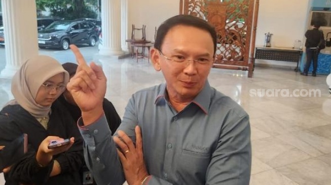Gubernur DKI Jakarta periode 2014–2017, Basuki Tjahaja Purnama alias Ahok mendatangi Balai Kota DKI Jakarta untuk menemui Gubernur Pramono Anung, Rabu (20/8/2025) sore. (Suara.com/Fakhri)