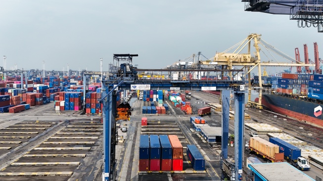 Aktivitas bongkar-muat peti kemas di Pelabuhan Tanjung Priok, Jakarta, Rabu (20/8/2025). [Suara.com/Alfian Winanto]