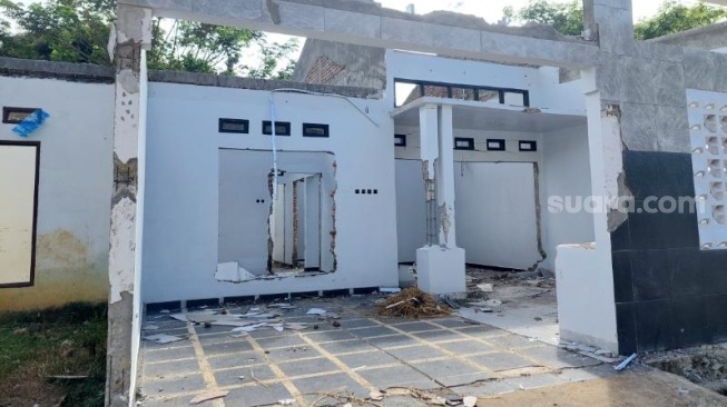Rumah Ratusan Juta Rupiah di Lahan Stadion Sudiang Dibongkar