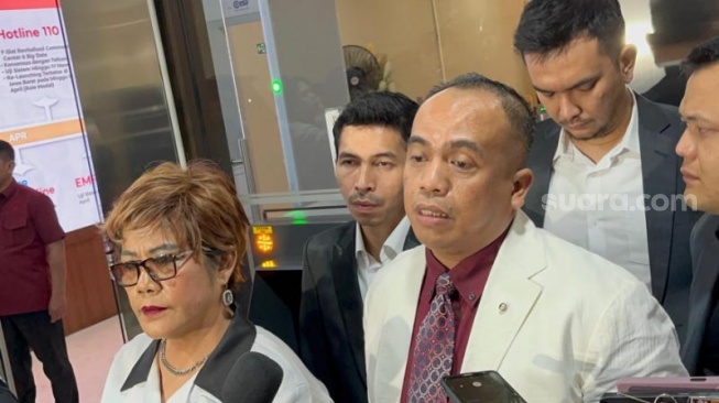 Kuasa hukum Lisa Mariana, Jhonboy Nababan usai Bareskrim mengungumkan hasil tes DNA. (Suara.com/M Yasir)