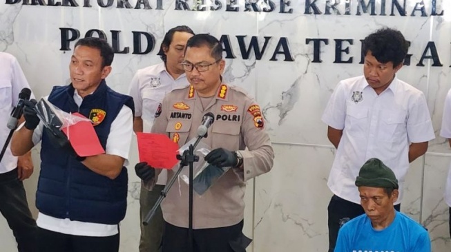 Tersangka pembunuh pasangan suami istri di Kabupaten Pemalang dihadirkan saat pers rilis di Mapolda Jateng, Rabu (20/8/2025). (ANTARA/I.C. Senjaya)