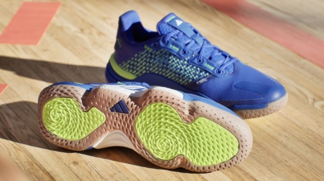 Rekomendasi Sepatu Badminton - Adidas Stabil 16. [Adidas]