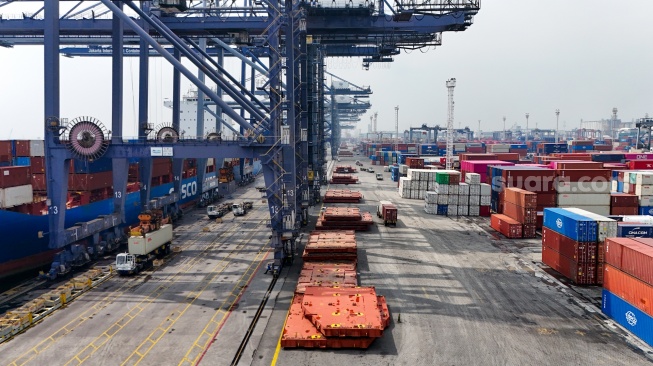 Aktivitas bongkar-muat peti kemas di Pelabuhan Tanjung Priok, Jakarta, Rabu (20/8/2025). [Suara.com/Alfian Winanto]