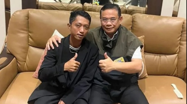 Ahmad Husein Batalkan Demo Pati Jilid II usai Dirangkul Sudewo, Warganet: Kena Sawan Opo Kowe?