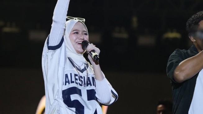 Diva Aurel saat membawakan lagu bersama Sillet Open Up. (Instagram)
