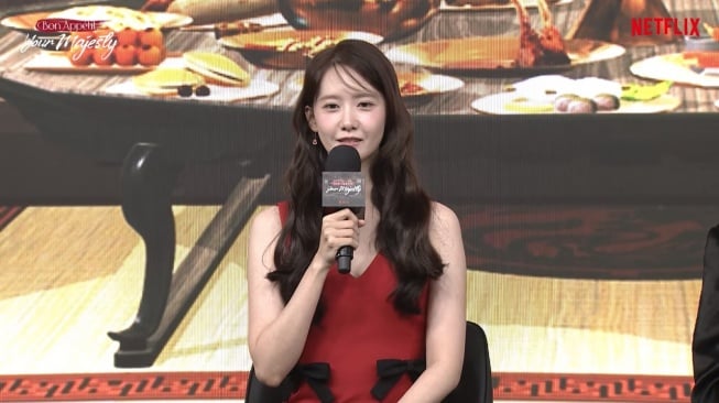 Yoona SNSD dalam jumpa pers drama Bon Appétit, Your Majesty. [Netflix]