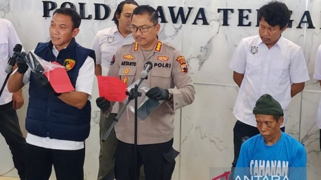 Tersangka pembunuh pasangan suami istri di Kabupaten Pemalang dihadirkan saat pers rilis di Mapolda Jateng, Rabu (20/8/2025). [ANTARA/I.C. Senjaya]