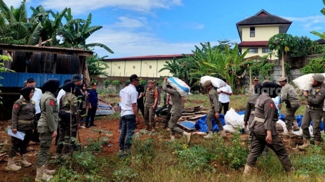 Pemerintah provinsi Sulawesi Selatan membongkar rumah warga tidak memiliki alas hak di dekat Gedung Olahraga Sudiang [Suara.com/Lorensia Clara]