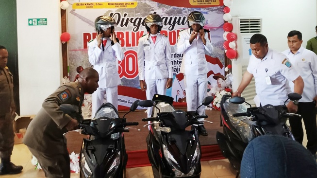 Topang Rekan yang Hampir Pingsang, Anggota Paskibraka Papua Barat Daya Dapat Motor dari Menkum