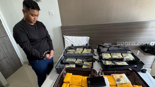 Kurir asal Malaysia, Alexander Peter Bangga Anak Steven ditangkap dengan barang bukti 60 kilogram (Kg) sabu, Selasa (19/8/2025). [Suara.com/Muhamad Yasir]
