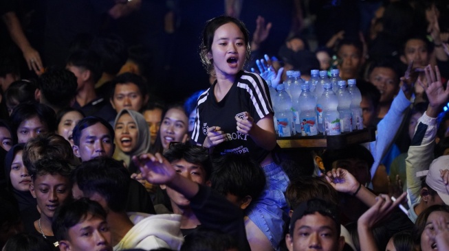 Pedagang asongan yang diborong Gubernur Jawa Tengah, Ahmad Luthfi saat mmenghadiri perayaan hari jadi Jawa Tengah ke-80 di Jepara pada Selasa (19/8/2025). [Istimewa]