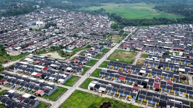 Foto udara kompleks perumahan KPR subsidi di Parung Panjang, Kabupaten Bogor, Jawa Barat, Selasa (19/8/2025). [ANTARA FOTO/Putra M. Akbar/rwa]