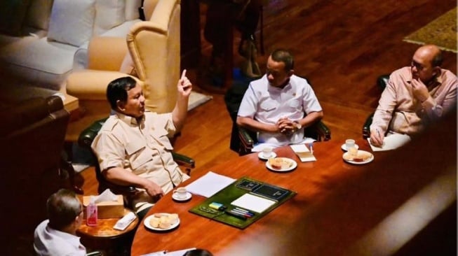 Presiden Prabowo Subianto mendadak memangil sejumlah menteri untuk menggelar rapat di Hambalang, Bogor, Jawa Barat. Rapat dilakukan secara maraton dalam beberapa hari. [Akun IG sekretariat.kabinet]