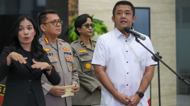 Kasubdit Dittipidsiber Bareskrim Polri Kombes Rizki Agung Prakoso menyampaikan keterangan saat konferensi pers mengenai hasil tes DNA mantan Gubernur Jabar Ridwan Kamil, Lisa Mariana dan anak berinisial CA di Bareskrim Polri, Jakarta, Rabu (20/8/2025). [Suara.com/Alfian Winanto]
