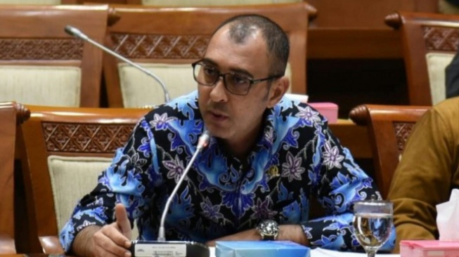 Anggota Komisi VI DPR RI Fraksi Partai Kebangkitan Bangsa (PKB), Nasim Khan meminta PT KAI menyediakan gerbong merokok rapat Dengar Pendapat (RDP) dengan Direktur Utama PT Kereta Api Indonesia (Persero) Bobby Rasyidin di Gedung DPR RI, Senayan, pada Rabu (20/8/2025).  [Suara.com/Bagaskara]