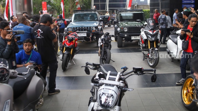 Sejumlah kendaraan hasil sitaan Operasi Tangkap Tangan (OTT) diperlihatkan di Gedung Merah Putih KPK, Jakarta, Kamis (21/8/2025). [Suara.com/Alfian Winanto]