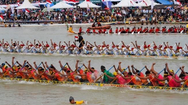 Peserta beradu kecepatan saat Festival Pacu Jalur 2025 di Sungai Kuantan, Kabupaten Singingi, Riau, Rabu (20/8/2025). ANTARA FOTO/Hadly Vavaldi/Lmo/nym]