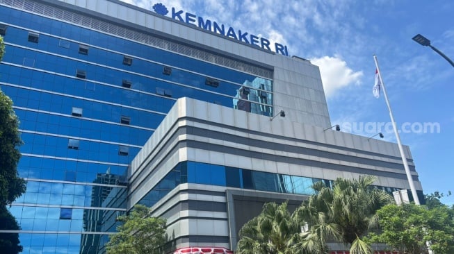 Ilustrasi gedung Kementerian Ketenagakerjaan (Kemnaker) di Jakarta. (Suara.com/Faqih)