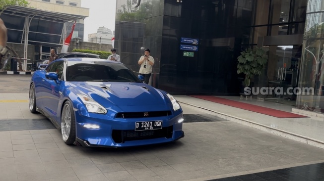 Penampakan Supercar 'Godzilla' Nissan GT-R Sitaan OTT Wamenaker Noel Bikin Geger Markas KPK