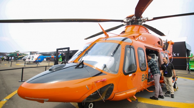 Pengunjung melihat helikopter jenis AW 139 milik Basarnas Indonesia yang dipamerkan diajang Heli Expo Asia 2025 di Cengkareng Heliport Bandara Soekarno-Hatta, Tangerang, Banten, Rabu (20/8/2025). [ANTARA FOTO/Muhammad Iqbal/bar]