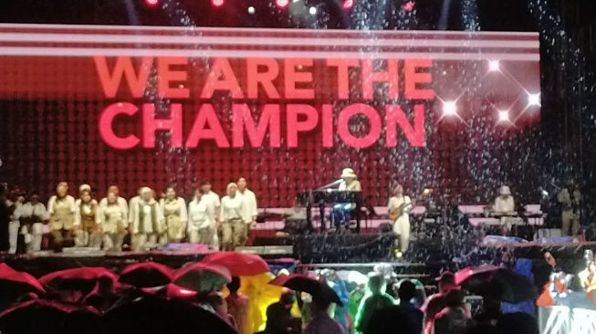 Memukau, Presiden Direktur PTFI, Tony Wenas membawakan lagu legendaris We Are the Champions dari Queen yang sontak membuat penonton bernyanyi bersama (Dok: Freeport)