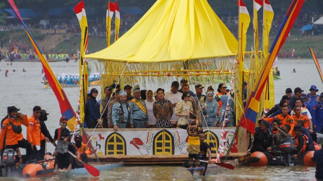 Wakil Presiden Gibran Rakabuming Raka (tengah) bersama pejabat lainnya berdiri di atas perahu hias saat menghadiri pembukaan festival Pacu Jalur 2025 di Sungai Kuantan, Kabupaten Singingi, Riau, Rabu (20/8/2025). ANTARA FOTO/Hadly Vavaldi/Lmo/nym]