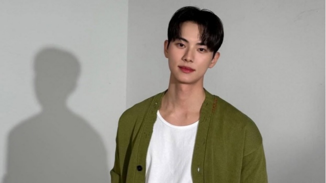4 Ide Fashion Minimalis ala Lee Chae Min yang Bisa Kamu Tiru