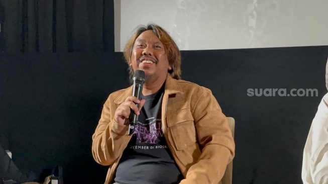 Benedictus Siregar dalam konferensi pers film Perempuan Pembawa Sial di Plaza Senayan, Jakarta Pusat pada Rabu, 20 Agustus 2025. [Suara.com/Rena Pangesti]