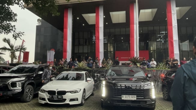 Garasi Wamenaker Noel 'Dikosongkan' KPK, Lobi Gedung Merah Putih Jadi 'Showroom Dadakan'