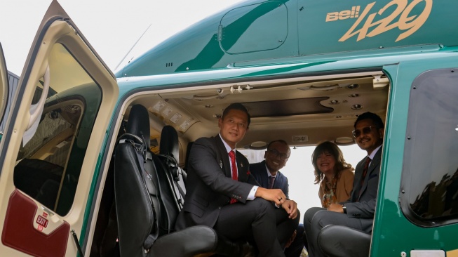 Menteri Koordinator Bidang Infrastruktur dan Pembangunan Kewilayahan Agus Harimurti Yudhoyono (kiri) didampingi Ceo Whitesky group Denon Prawiraatmadja (kanan), CEO Heli Expo Asia Iskandar T Muda. (kedua kiri) dan Ketua Umum APINDO Shinta Widjaja Kamdani (kedua kanan) menaiki Helikopter Bell 429 usai membuka Heli Expo Asia 2025 di Cengkareng Heliport Bandara Soekarno-Hatta, Tangerang, Banten, Rabu (20/8/2025). [ANTARA FOTO/Muhammad Iqbal/bar]