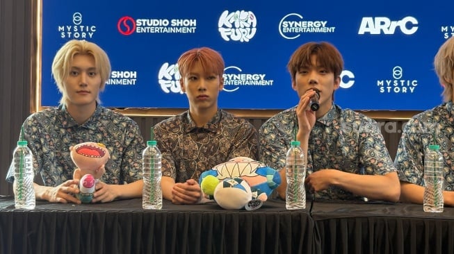 Boyband ARrC dalam konferensi pers di IDN HQ, Jakarta Selatan pada Kamis, 21 Agustus 2025. [Suara.com/Tiara Rosana]