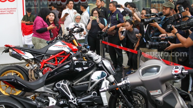 Sejumlah kendaraan hasil sitaan Operasi Tangkap Tangan (OTT) diperlihatkan di Gedung Merah Putih KPK, Jakarta, Kamis (21/8/2025). [Suara.com/Alfian Winanto]