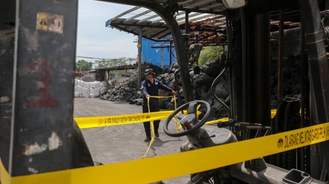 Petugas Penegakan Hukum (Gakkum) Kementerian Lingkungan Hidup memasang tanda garis larangan melintas dan plang penyegelan di area pabrik PT Genesis Regeneration Smelting, Jawilan, Kabupaten Serang, Banten, Kamis (21/8/2025). [Suara.com/Alfian Winanto]