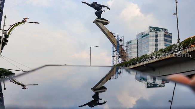Pekerja melakukan perawatan patung Dirgantara atau patung Pancoran di Jakarta, Kamis (21/8/2025). [Suara.com/Alfian Winanto]