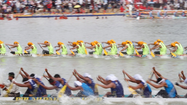 Peserta beradu kecepatan saat Festival Pacu Jalur 2025 di Sungai Kuantan, Kabupaten Singingi, Riau, Rabu (20/8/2025). ANTARA FOTO/Hadly Vavaldi/Lmo/nym]