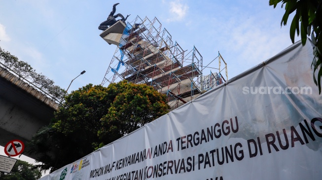 Pekerja melakukan perawatan patung Dirgantara atau patung Pancoran di Jakarta, Kamis (21/8/2025). [Suara.com/Alfian Winanto]
